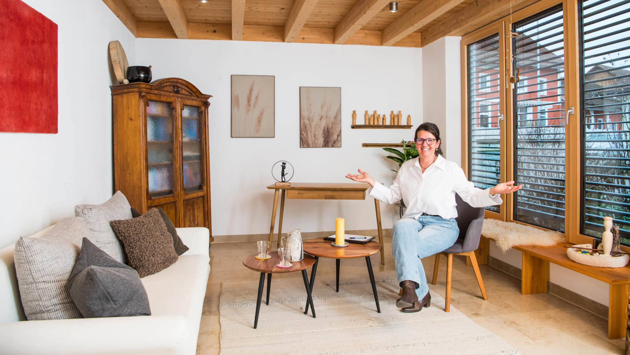 Martina Wendinger - Praxis für Systemische Therapie und Elterncoaching - auf einem Stuhl in ihrem Praxisraum