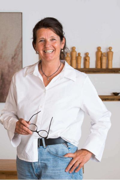 Frontales Porträt der lachenden Martina Wendinger - Praxis für Systemische Therapie und Elterncoaching