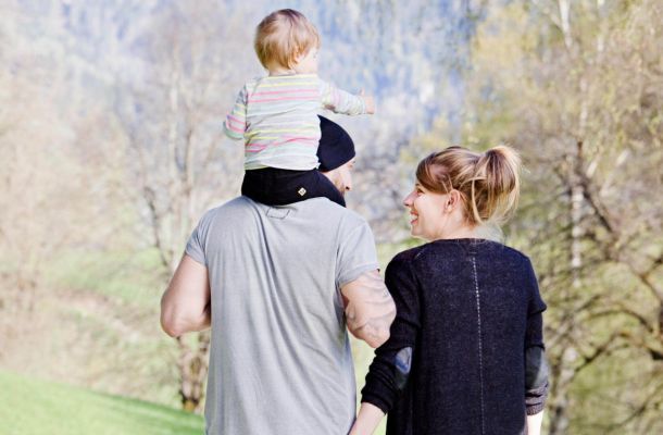 Erziehungsberatung und Elterncoaching - glückliches junges Paar beim Spaziergang mit Kleinkind im Park - Praxis für Systemische Therapie und Elterncoaching