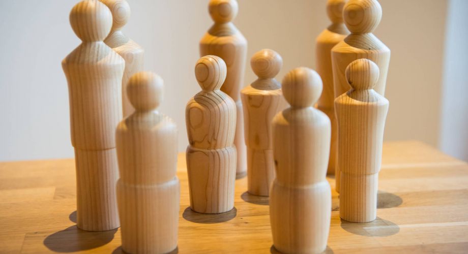 Holzfiguren für die systemische Aufstellung - Martina Wendinger - Praxis für Systemische Therapie und Elterncoaching