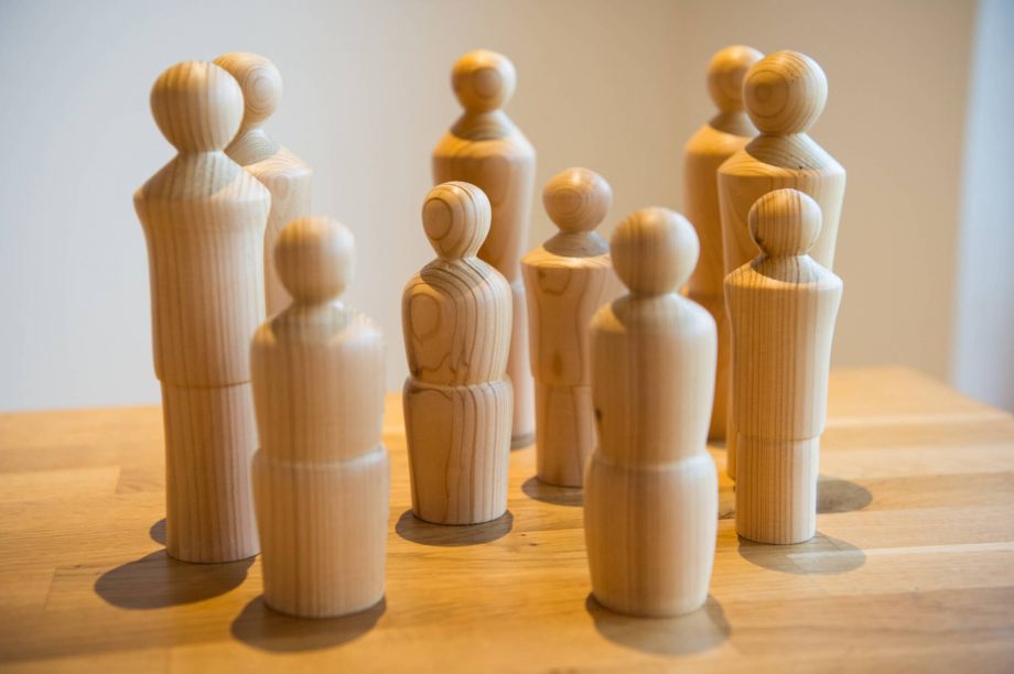 Holzfiguren für die systemische Aufstellung - Martina Wendinger - Praxis für Systemische Therapie und Elterncoaching