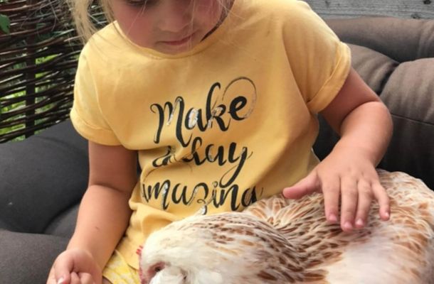 Kinder- und Jugendberatung - kleines Mädchen mit Therapiehuhn - Praxis für Systemische Therapie und Elterncoaching